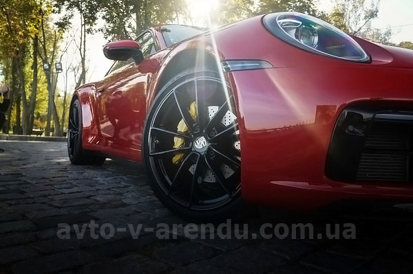 Аренда авто Porsche 911 Carrera GTS красный с водителем, прокат авто Порше 911 Каррера GTS без водителя в Киеве