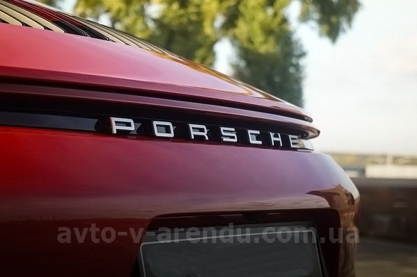 Аренда авто Porsche 911 Carrera GTS красный с водителем, прокат авто Порше 911 Каррера GTS без водителя в Киеве