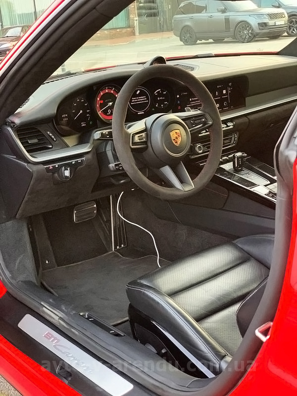 Аренда авто Porsche 911 Carrera GTS красный с водителем, прокат авто Порше 911 Каррера GTS без водителя в Киеве