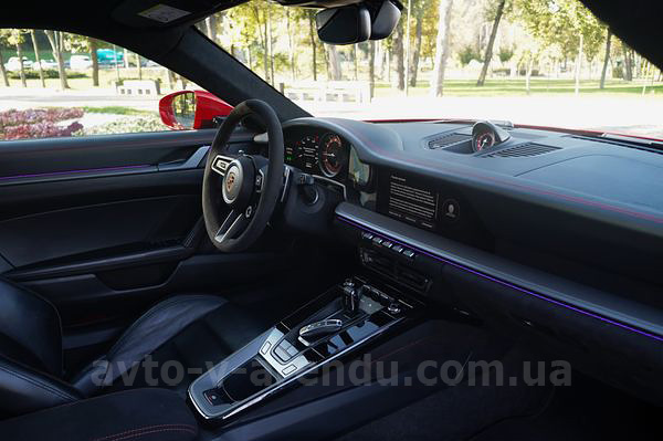 Аренда авто Porsche 911 Carrera GTS красный с водителем, прокат авто Порше 911 Каррера GTS без водителя в Киеве