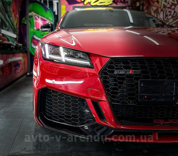 Аренда автомобиля Audi TT RS с водителем на съемки и фотосессии в Киеве