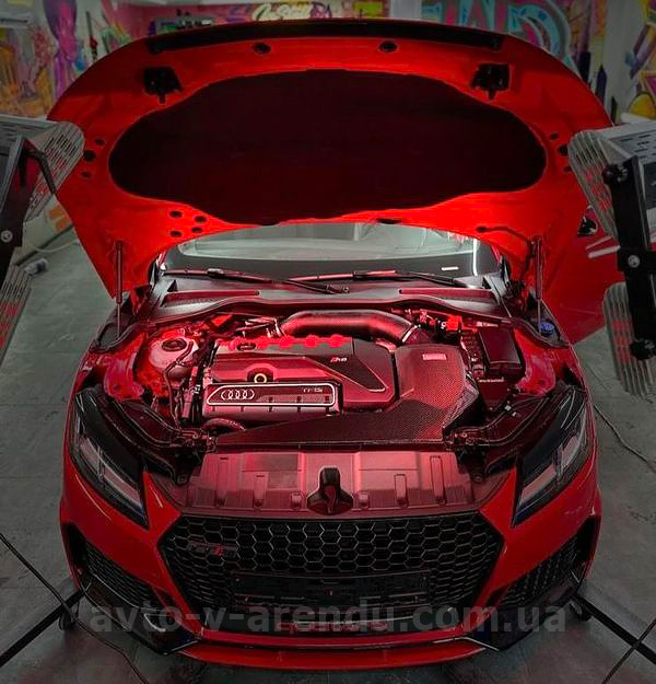 Аренда автомобиля Audi TT RS с водителем на съемки и фотосессии в Киеве