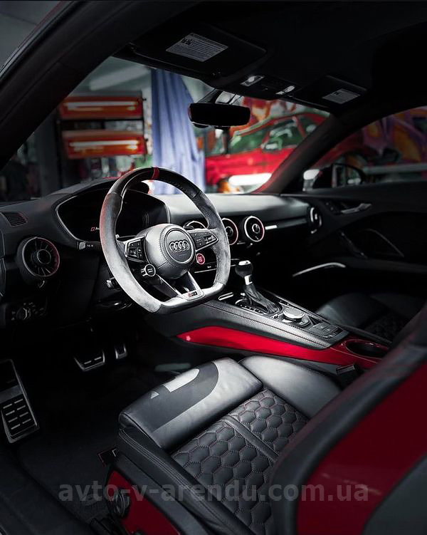 Аренда автомобиля Audi TT RS с водителем на съемки и фотосессии в Киеве