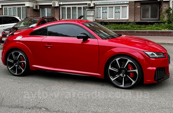 Аренда автомобиля Audi TT RS с водителем на съемки и фотосессии в Киеве