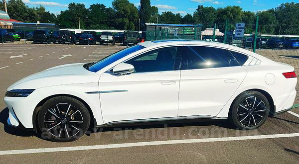 Аренда электро внедорожника BYD HAN с водителем в Киеве