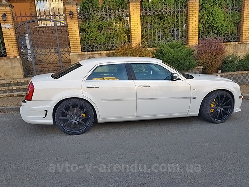 Аренда авто с водителем в Киеве Chrysler 300C светлый айвори