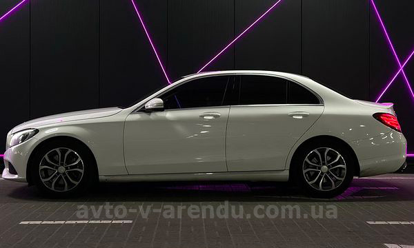 Аренда авто Mercedes-Benz C300 белый с водителем в Киеве