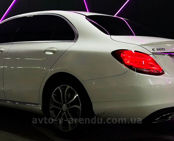 Аренда авто Mercedes-Benz C300 белый с водителем в Киеве
