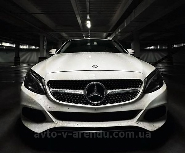 Аренда авто Mercedes-Benz C300 белый с водителем в Киеве