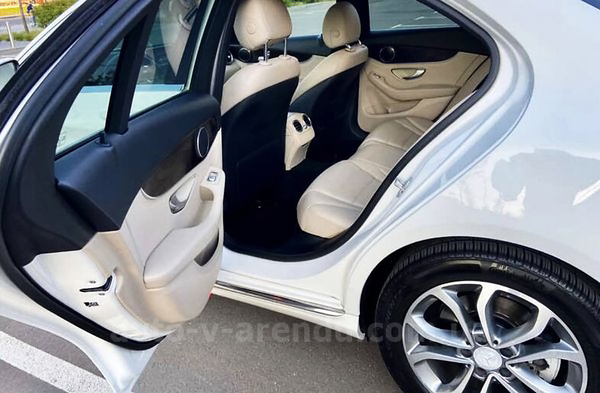 Аренда авто Mercedes-Benz C300 белый с водителем в Киеве