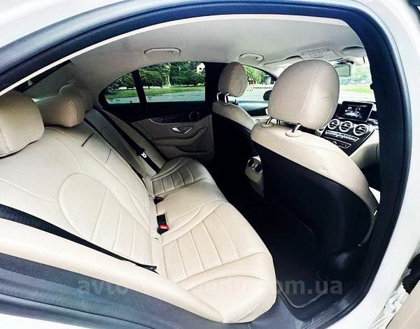 Аренда авто Mercedes-Benz C300 белый с водителем в Киеве