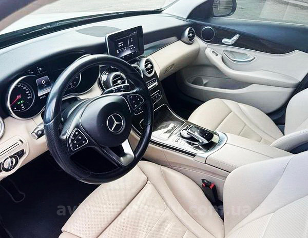 Аренда авто Mercedes-Benz C300 белый с водителем в Киеве