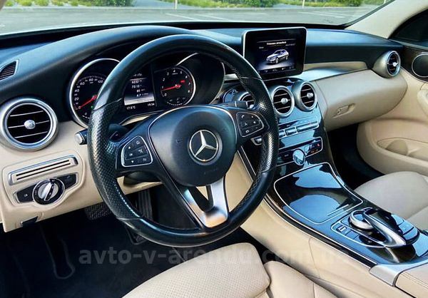 Аренда авто Mercedes-Benz C300 белый с водителем в Киеве