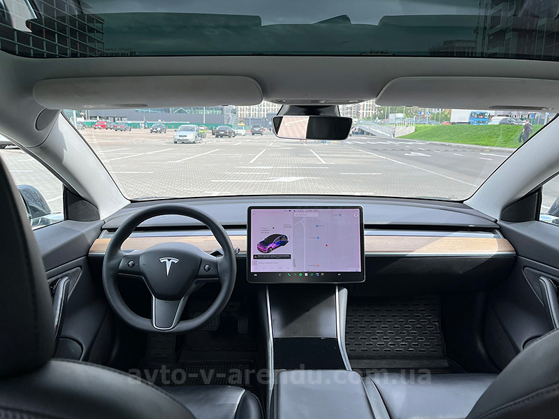 Аренда электромобиля TESLA Model 3 Long range графит с водителем в Киеве