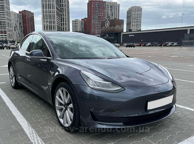 Аренда электромобиля TESLA Model 3 Long range графит с водителем в Киеве