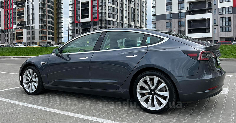 Аренда электромобиля TESLA Model 3 Long range графит с водителем в Киеве