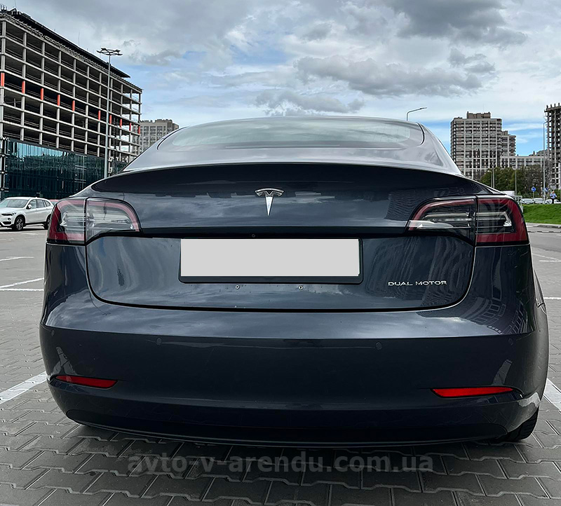 Аренда электромобиля TESLA Model 3 Long range графит с водителем в Киеве