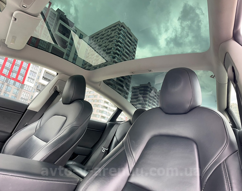 Аренда электромобиля TESLA Model 3 Long range графит с водителем в Киеве
