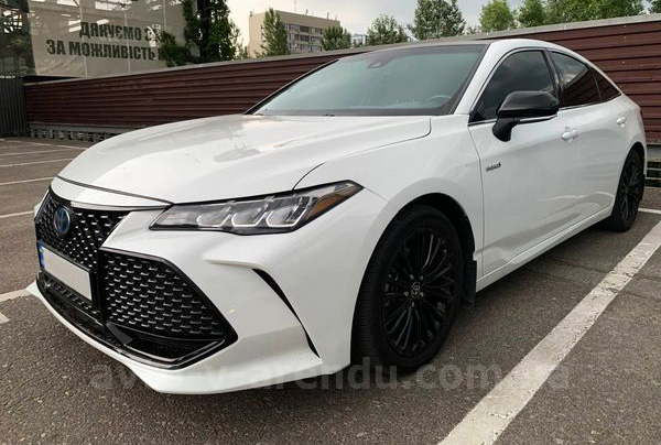 Аренда авто с водителем Toyota Avalon белая