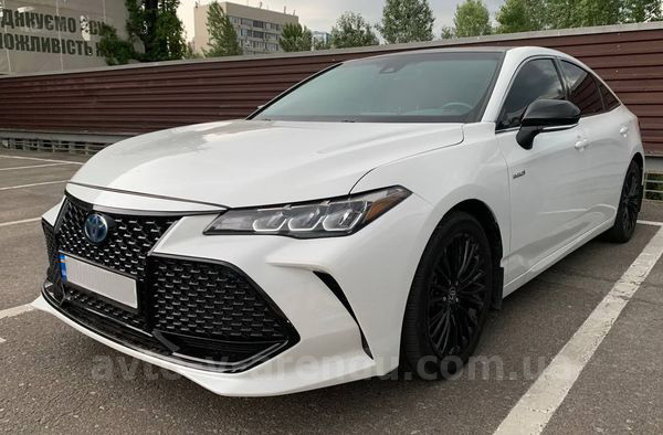 Аренда авто Toyota Avalon белая с водителем в Киеве