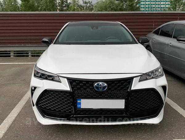 Аренда авто Toyota Avalon белая с водителем в Киеве