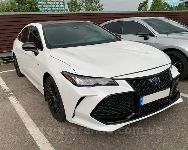 Аренда авто Toyota Avalon белая с водителем в Киеве