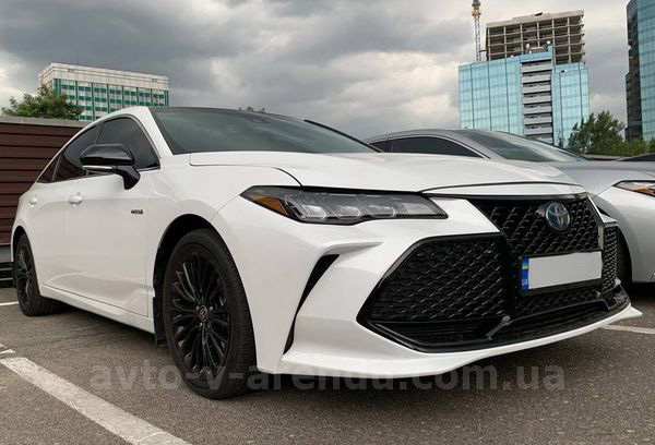 Аренда авто Toyota Avalon белая с водителем в Киеве
