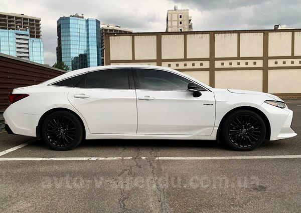 Аренда авто Toyota Avalon белая с водителем в Киеве