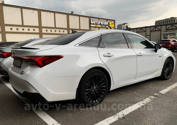 Аренда авто Toyota Avalon белая с водителем в Киеве