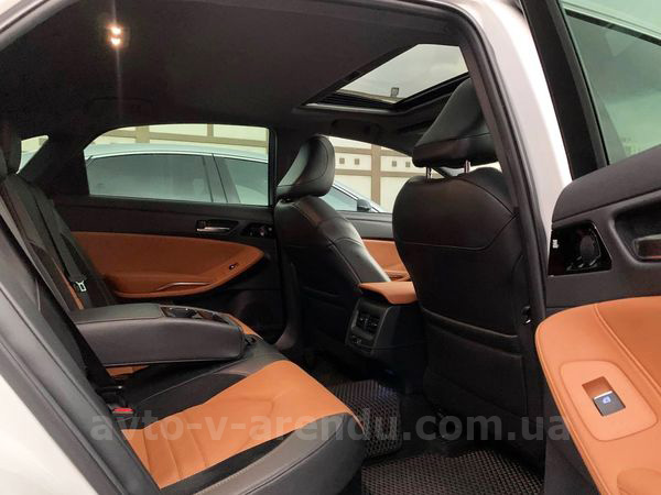 Аренда авто Toyota Avalon белая с водителем в Киеве