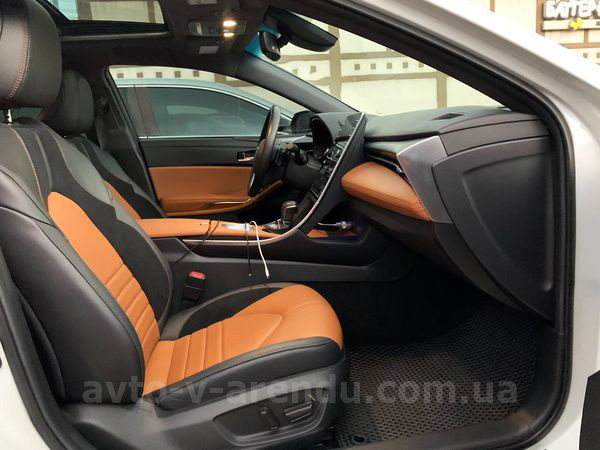 Аренда авто Toyota Avalon белая с водителем в Киеве