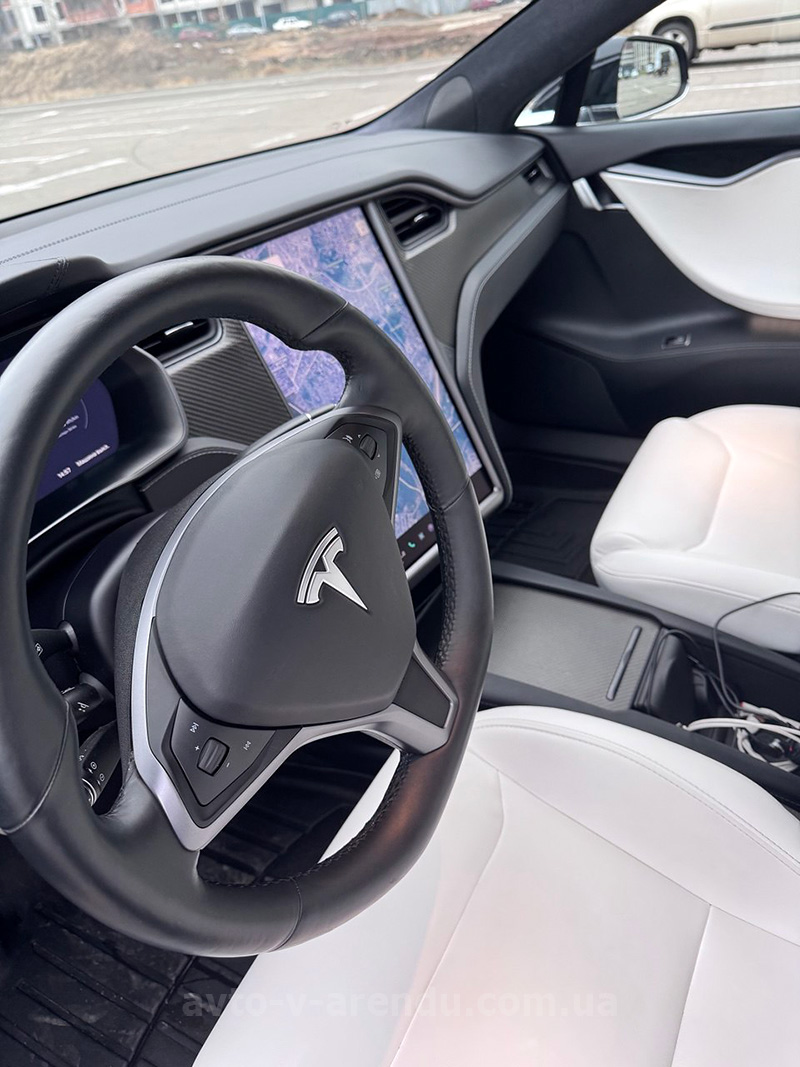 Аренда электромобиля TESLA Model S Performance черная с водителем, прокат авто ТЕСЛА Model S без водителя в Киеве