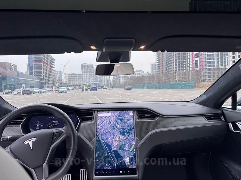 Аренда электромобиля TESLA Model S Performance черная с водителем, прокат авто ТЕСЛА Model S без водителя в Киеве