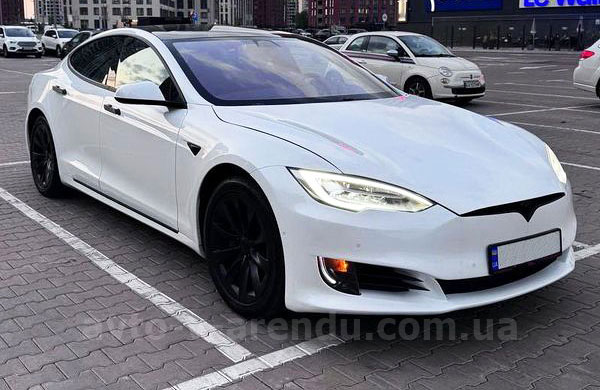 Аренда электромобиля TESLA Model S белая с водителем в Киеве
