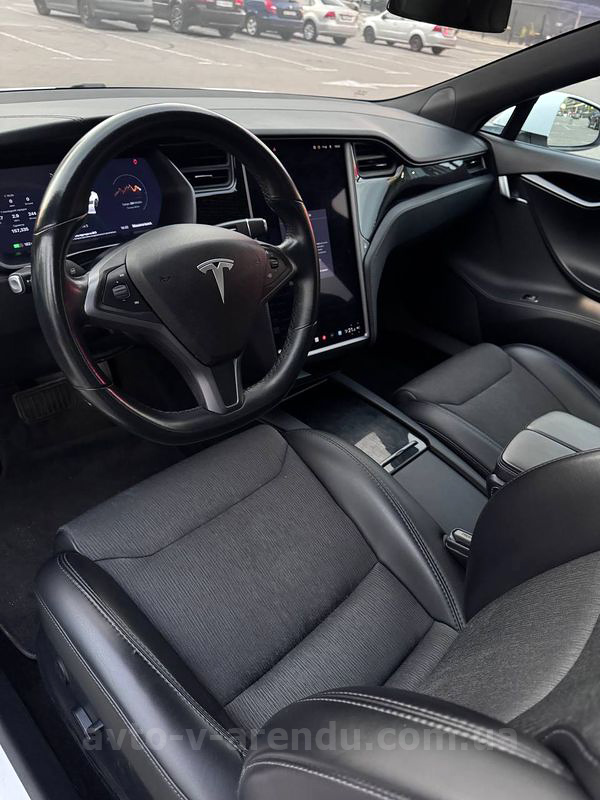Аренда электромобиля TESLA Model S белая с водителем и прокат авто без водителя в Киеве