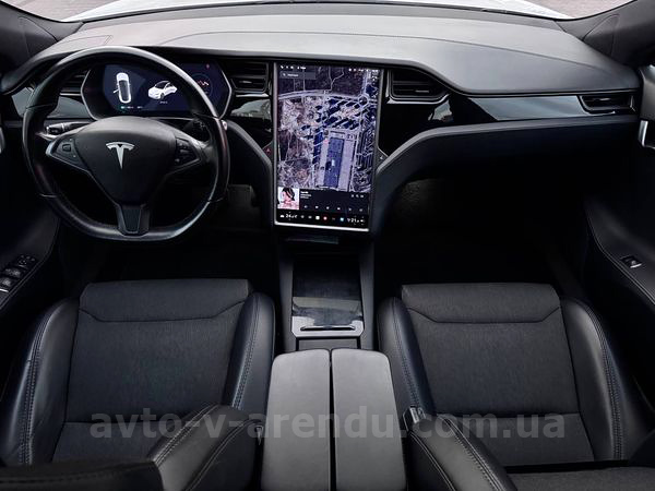 Аренда электромобиля TESLA Model S белая с водителем и прокат авто без водителя в Киеве