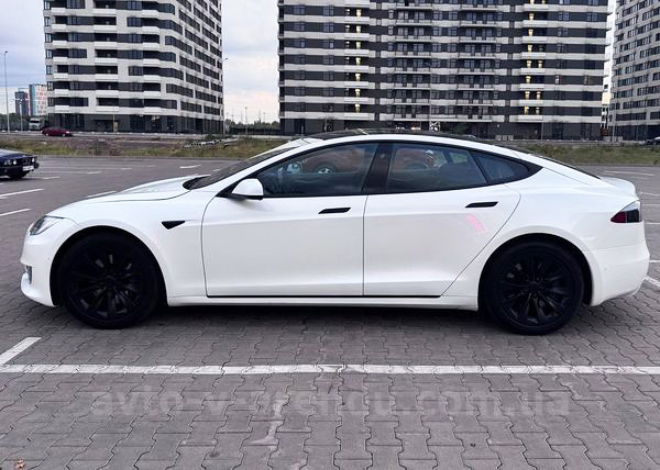Аренда электромобиля TESLA Model S белая с водителем и прокат авто без водителя в Киеве