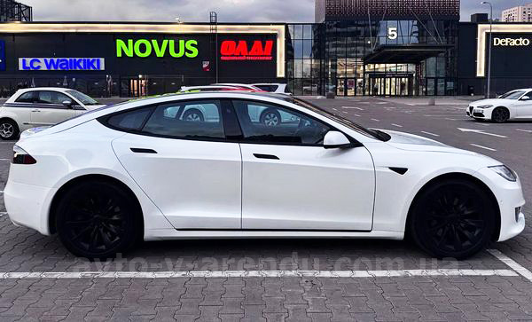 Аренда электромобиля TESLA Model S белая с водителем и прокат авто без водителя в Киеве