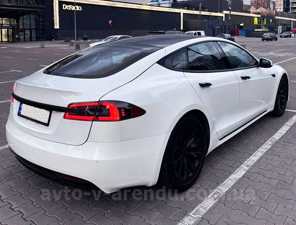 Аренда электромобиля TESLA Model S белая с водителем и прокат авто без водителя в Киеве