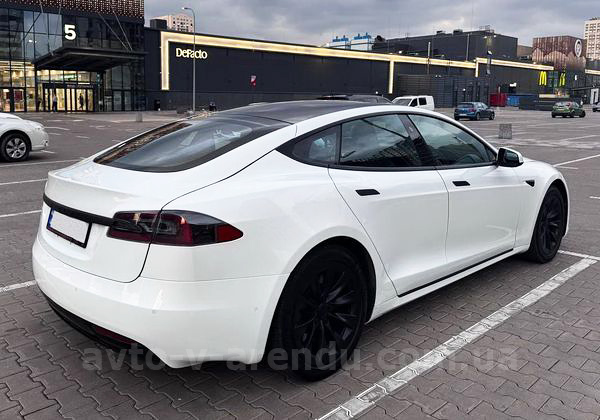 Аренда электромобиля TESLA Model S белая с водителем и прокат авто без водителя в Киеве