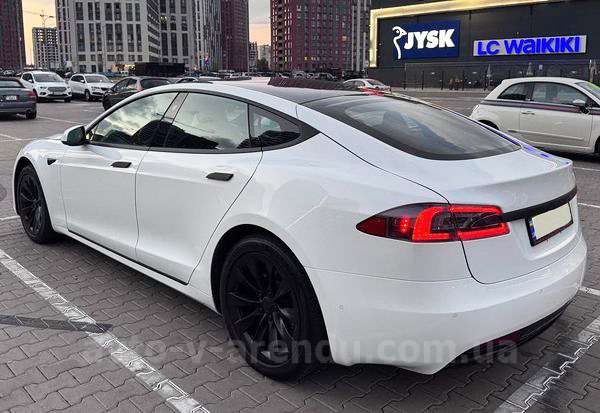Аренда электромобиля TESLA Model S белая с водителем и прокат авто без водителя в Киеве