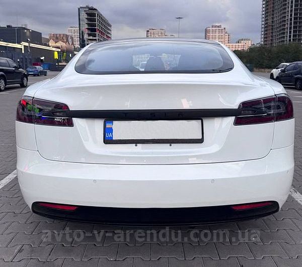 Аренда электромобиля TESLA Model S белая с водителем и прокат авто без водителя в Киеве