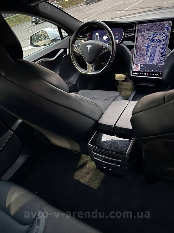 Аренда электромобиля TESLA Model S белая с водителем и прокат авто без водителя в Киеве