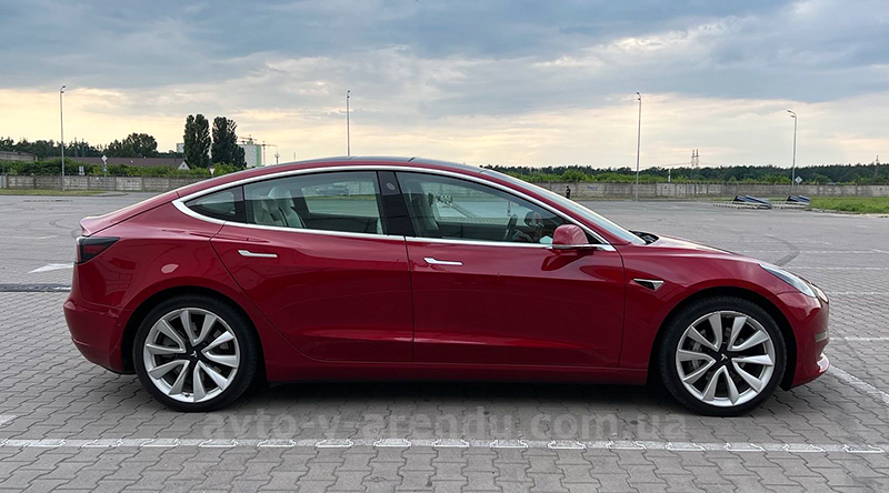 Аренда электромобиля TESLA Model 3 75D красная