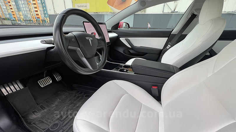 Аренда электромобиля TESLA Model 3 75D красная