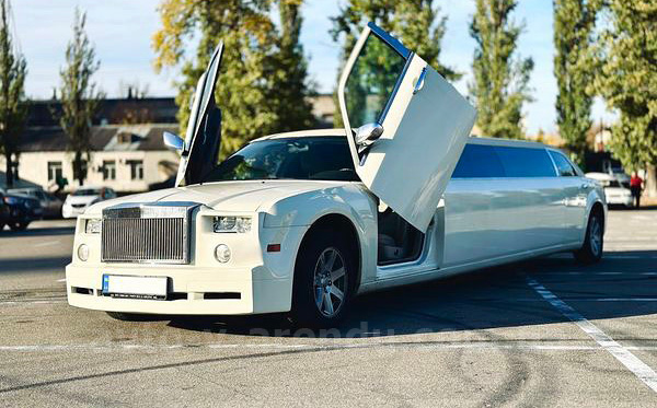Прокат лимузина Chrysler 300C Rolls-Royse Phantom Tiffani молочный