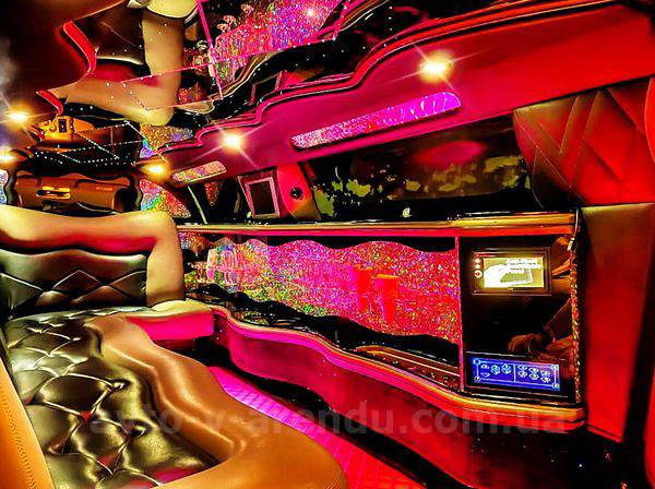 Прокат лимузина Chrysler 300C Rolls-Royse Phantom Tiffani молочный