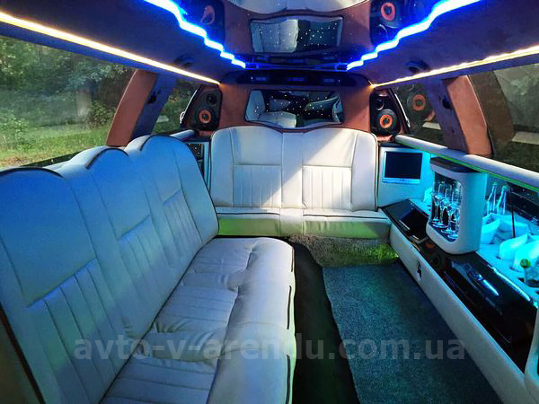 Прокат лимузина белый Lincoln Town Car в Киеве