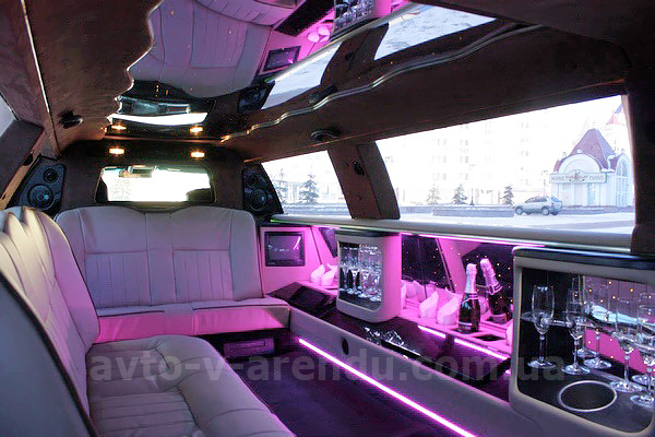Прокат лимузина белый Lincoln Town Car в Киеве
