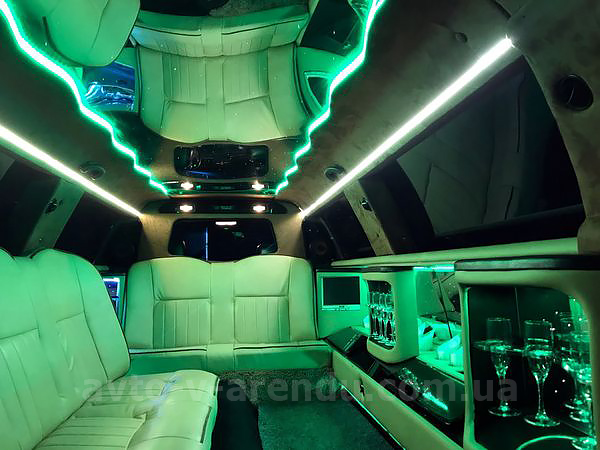Прокат лимузина белый Lincoln Town Car в Киеве